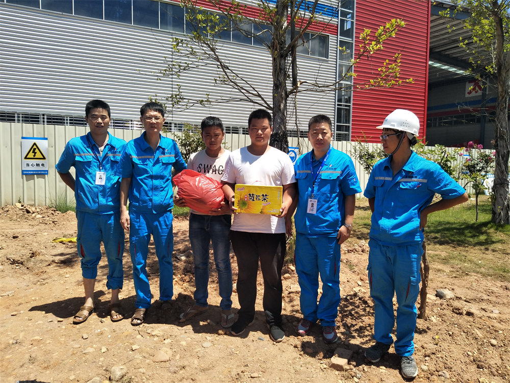 2018年7月18日 上杭曠遠(yuǎn)能源總經(jīng)理高溫慰問(wèn)到工地，炎炎夏日送清涼